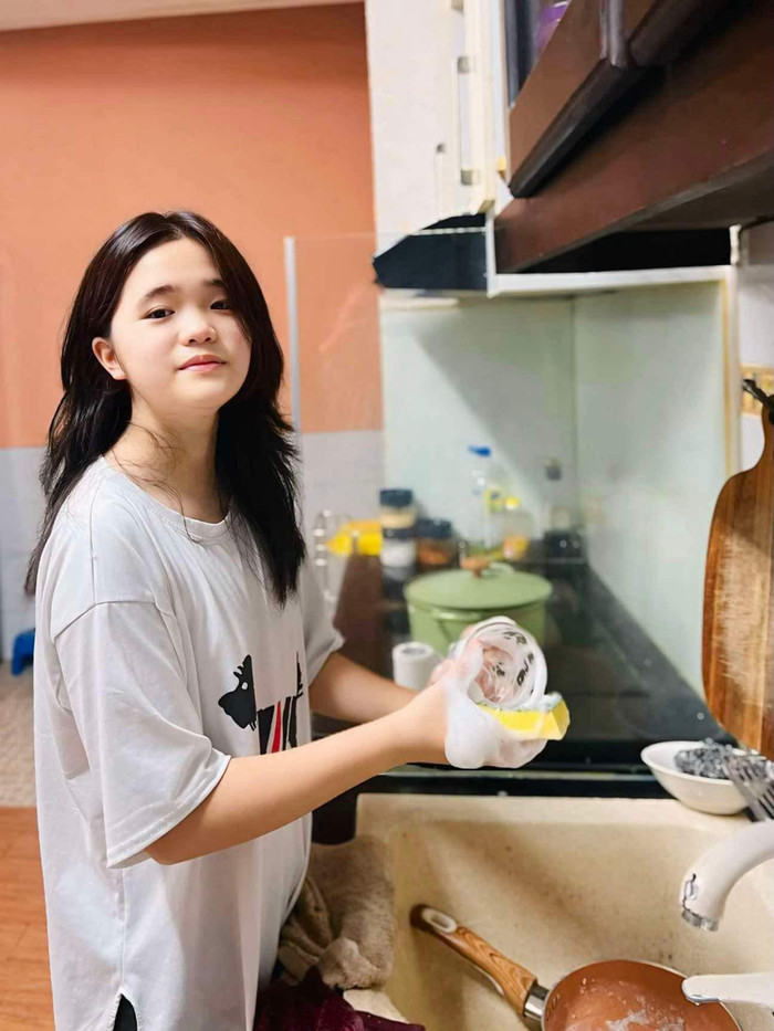 Thúy Nga khoe ảnh con gái ruột 13 tuổi, cho biết cô nàng tự lập từ nhỏ, ngoan ngoãn và giỏi giang.