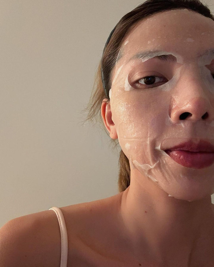 Minh Triệu đưa việc đắp mặt nạ vào chu trình dưỡng da.