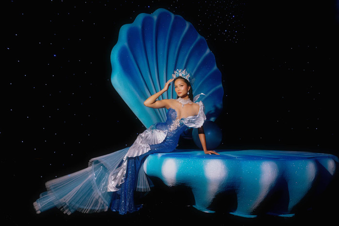 H’Hen Niê vừa có màn xuất hiện đầy ấn tượng trong bộ ảnh mới nhất. Với tạo hình nàng tiên cá lung linh, nàng hậu đã chinh phục trái tim của người hâm mộ bằng vẻ đẹp lộng lẫy và phong cách thời trang đẳng cấp.