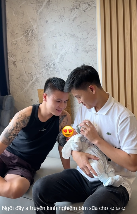 Quang Hải học hỏi kinh nghiệm từ anh trai Quang Phong. Ảnh chụp màn hình