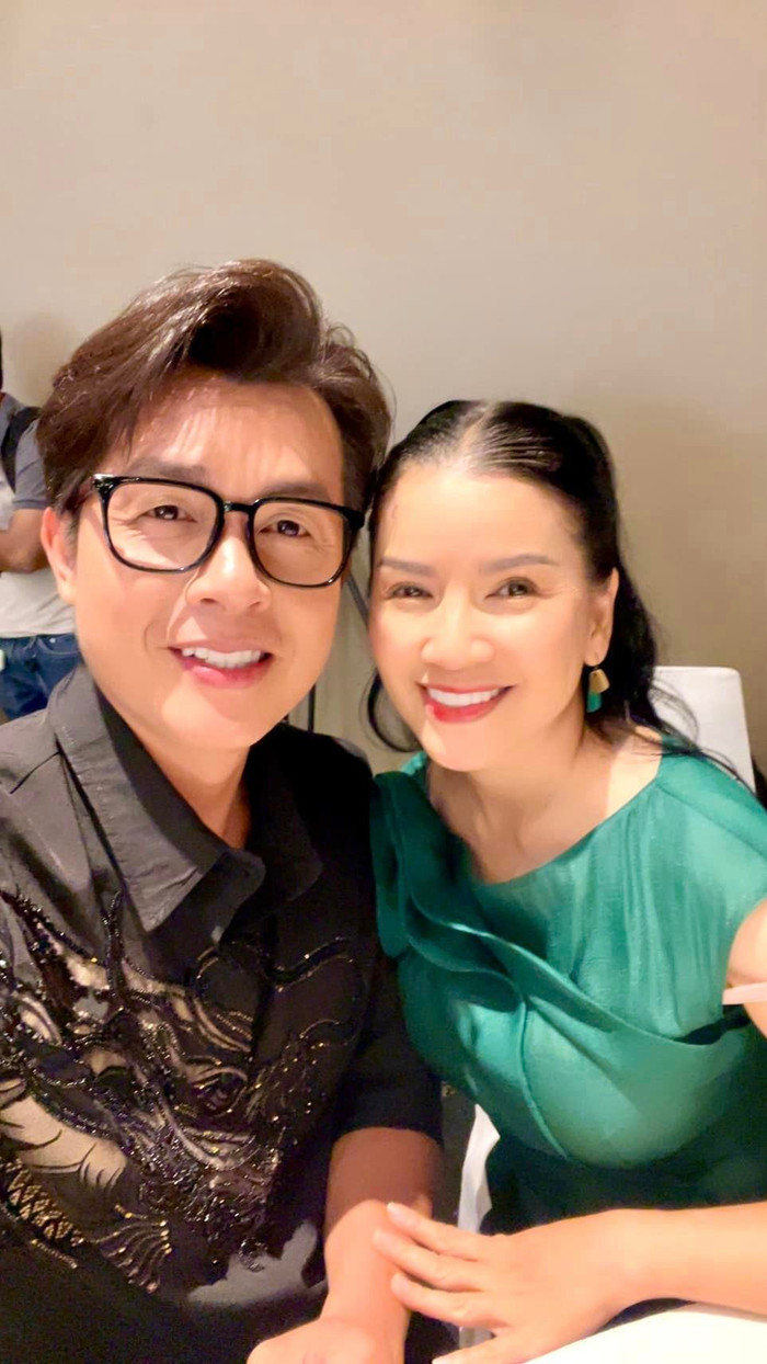 Ngọc Trinh và Hòa Hiệp gặp lại nhau tại một buổi tiệc. 