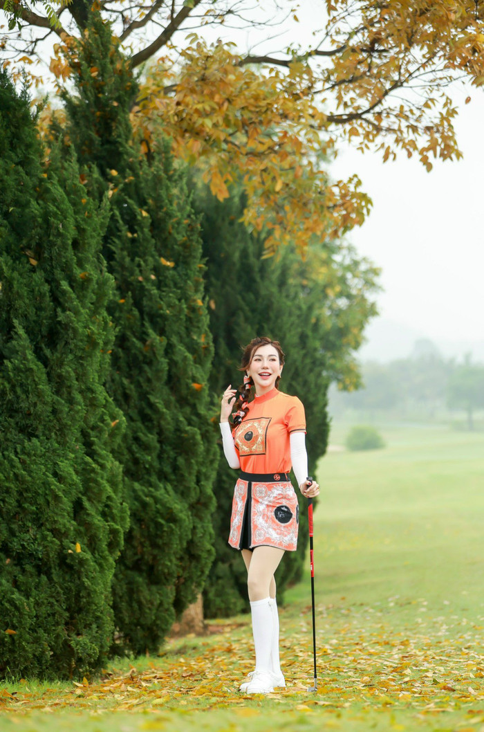 MC Hải Anh luôn xuất hiện với thời trang cực ấn tượng trên sân golf