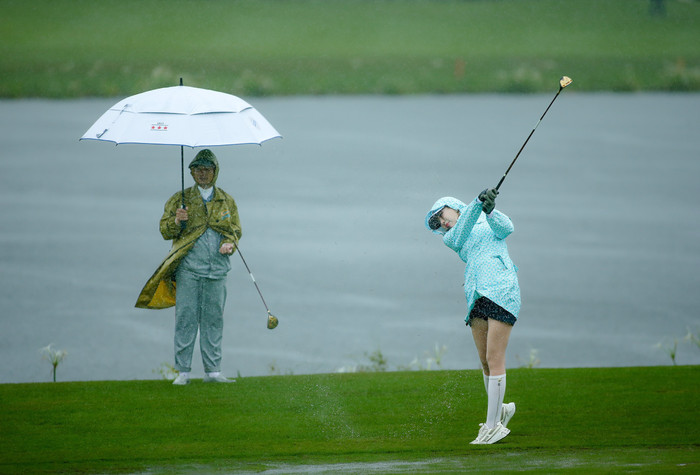 Xuất hiện tại sân golf khi trời mưa lớn, MC Hải Anh vẫn có gu thời trang ấn tượng