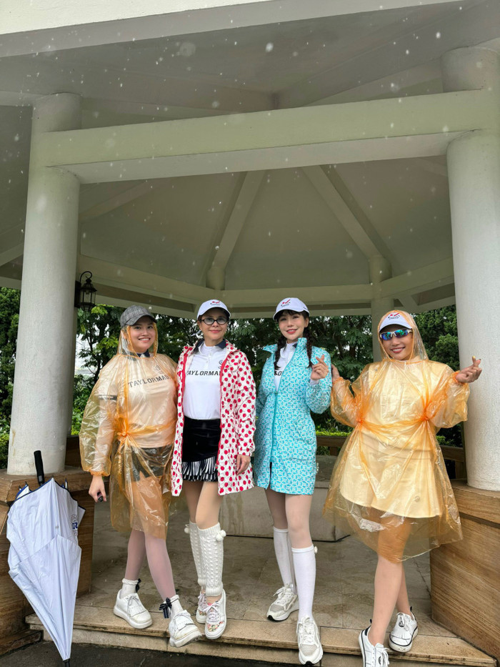 MC Hải Anh (áo xanh) cùng các gofler khác