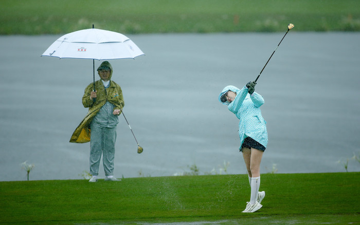 Nữ MC VTVcab khoe thời trang sân golf ấn tượng dù trời mưa lớn Ảnh 2