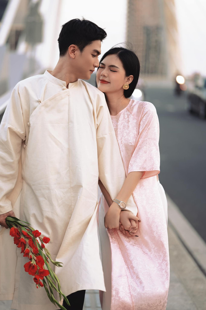 Ngọc Trinh và ông xã Thiên Tây khoe giấy đăng ký kết hôn hồi tháng 4