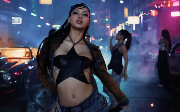 Lisa từng 'nhá hàng' sản phẩm mới trong MV ROCKSTAR Ảnh 2