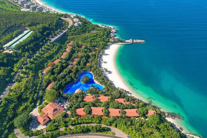 Quần thể nghỉ dưỡng của Vinpearl trên đảo Hòn Tre mang đầy không gian xanh.