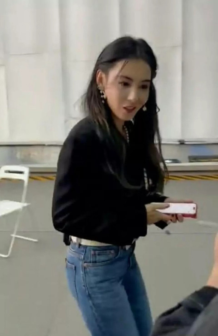 Với hình ảnh này, nhiều netizen cho rằng Trương Bá Chi không giống một người vừa sinh con.