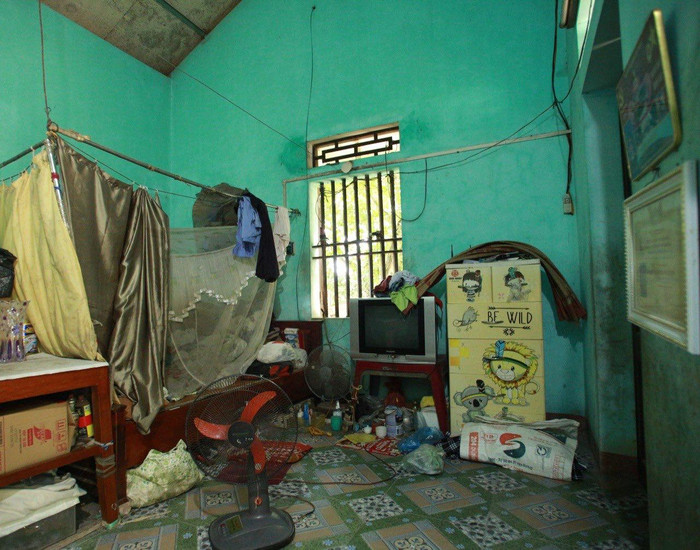 Bên trong căn nhà cấp 4 không có đồ vật gì giá trị.