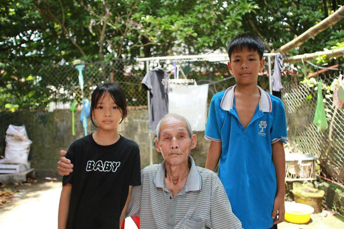 Ông học và hai người con của mình.