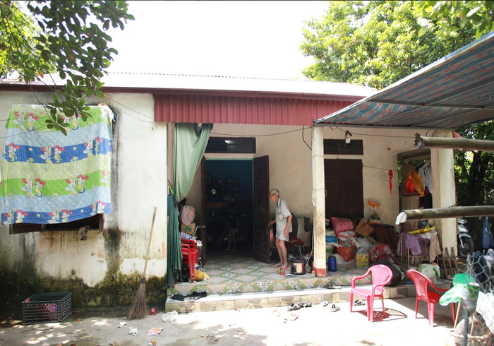 Do ông Học sức khỏe yếu, vợ bận bịu kiếm tiền lo cho gia đình nên các con của ông tự bảo nhau dọn dẹp nhà cửa.