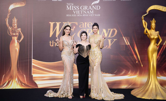Phó chủ tịch Miss Grand International - bà Teresa cũng có mặt tại Phan Thiết để tham dự đêm chung kết. Bà trông cực kỳ quyền lực với chiếc đầm đen được thiết kế ôm sát cơ thể, phần cổ áo cũng được xẻ sâu để tôn vẻ đẹp gợi cảm của nữ phó chủ tịch.