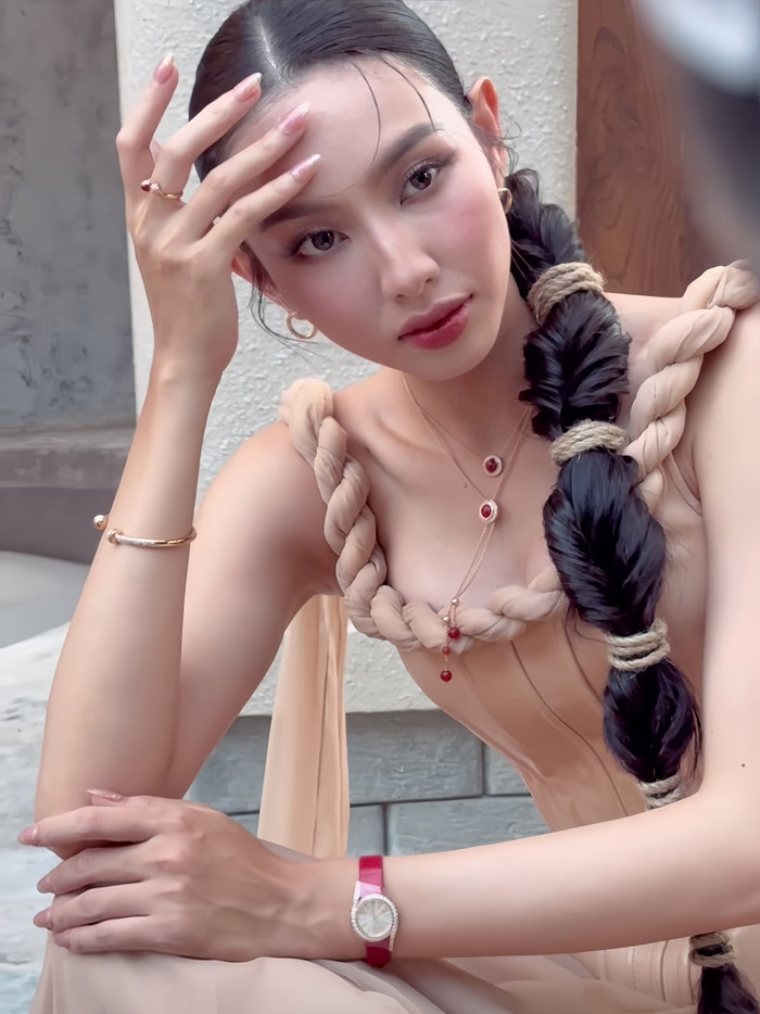 Bên cạnh bộ trang sức lấp lánh ánh kim, Hoa hậu Thùy Tiên còn đeo trên cổ tay ngọc ngà mẫu đồng hồ nạm kim cương với phần vỏ từ rose gold 18k. Theo thông tin, chiếc đồng hồ Limelight Gala được thương hiệu Thụy Sĩ đưa ra thị trường với giá thành khoảng 615 triệu đồng.  