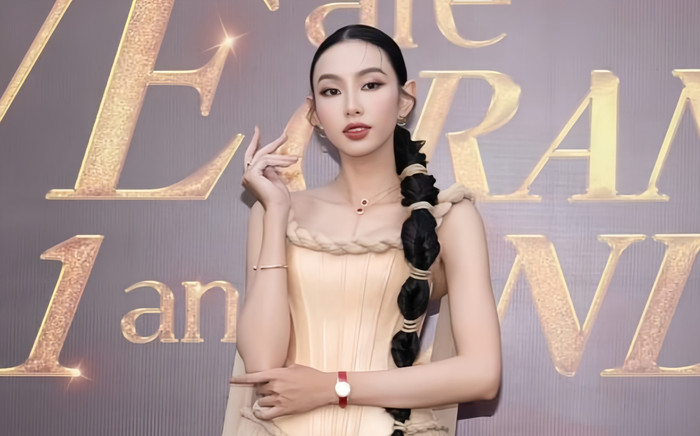 Hoa hậu Thùy Tiên đeo phụ kiện hơn 1,5 tỉ đến chung kết Miss Grand Vietnam Ảnh 2