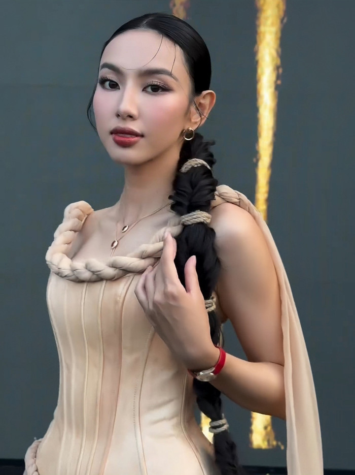 Các sản phẩm được nghệ nhân chế tác từ chất liệu rose gold 18k kết hợp kim cương cao cấp không chỉ tăng tính thẩm mỹ mà còn thể hiện sự thượng lưu, trang trọng cho người sử dụng. Được biết, bộ đôi dây chuyền đính kim cương cắt kiểu brilliant, nạm đá carnelian cabochon có giá khoảng 366 triệu đồng. Chiếc vòng Possession open bangle và mẫu nhẫn carnelian được giới thiệu với giá lần lượt là 378 và 94 triệu đồng. Dòng hoa tai cũng được Piaget công bố giá thành hơn 130 triệu đồng.