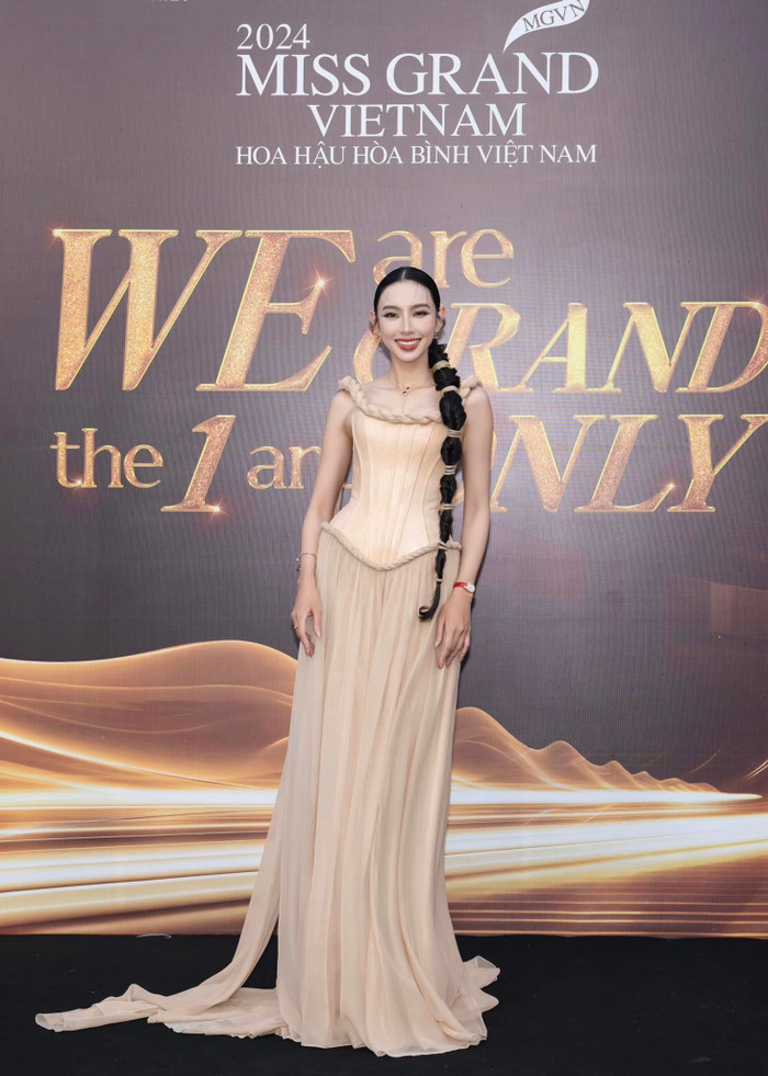 Nàng hậu xuất hiện đầy nổi bật trên sân khấu tổng duyệt và thảm đỏ danh giá với bộ cánh độc đáo nhuộm tông nâu sang trọng. Phần thân váy được may đo khéo léo, cách điệu dáng corset giúp tôn lên vòng eo con kiến của Thùy Tiên.  