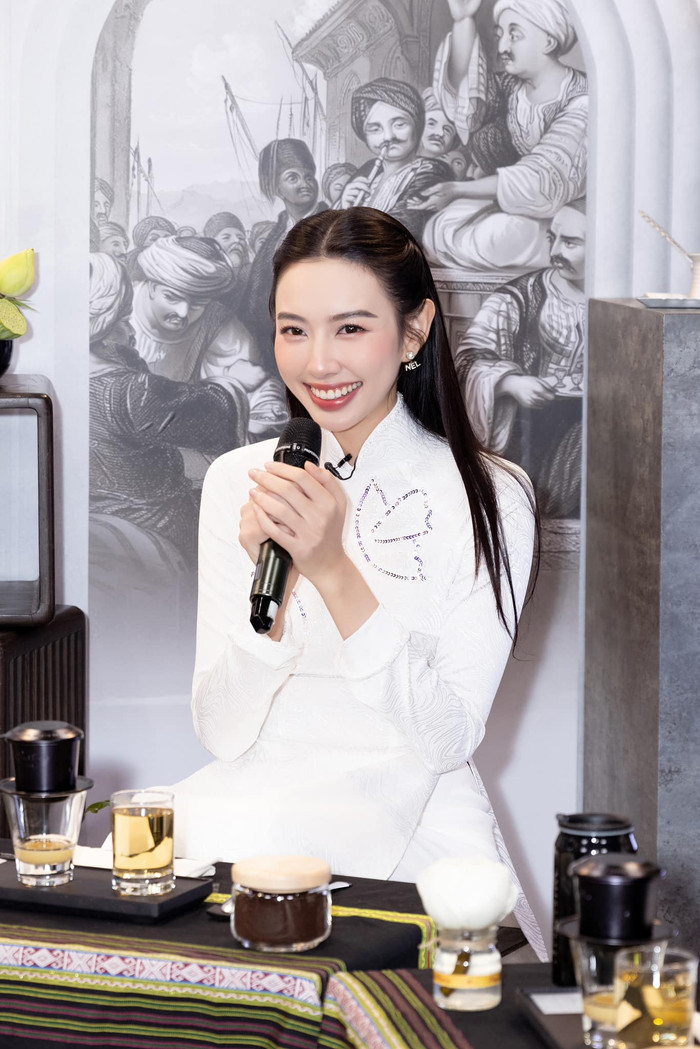 Hoa hậu Thùy Tiên được nhận xét là sẽ 'soán ngôi' Người đẹp Áo dài Nguyễn Trần Khánh Vân bởi nàng hậu ngày càng tích cực mặc áo dài. Điều này của Thùy Tiên ghi dấu ấn sâu đậm trong lòng khán giả bởi với cương vị một hoa hậu quốc tế, việc diện trang phục truyền thống Việt Nam sẽ góp phần không hề nhỏ trong công cuộc quảng bá văn hóa dân tộc.