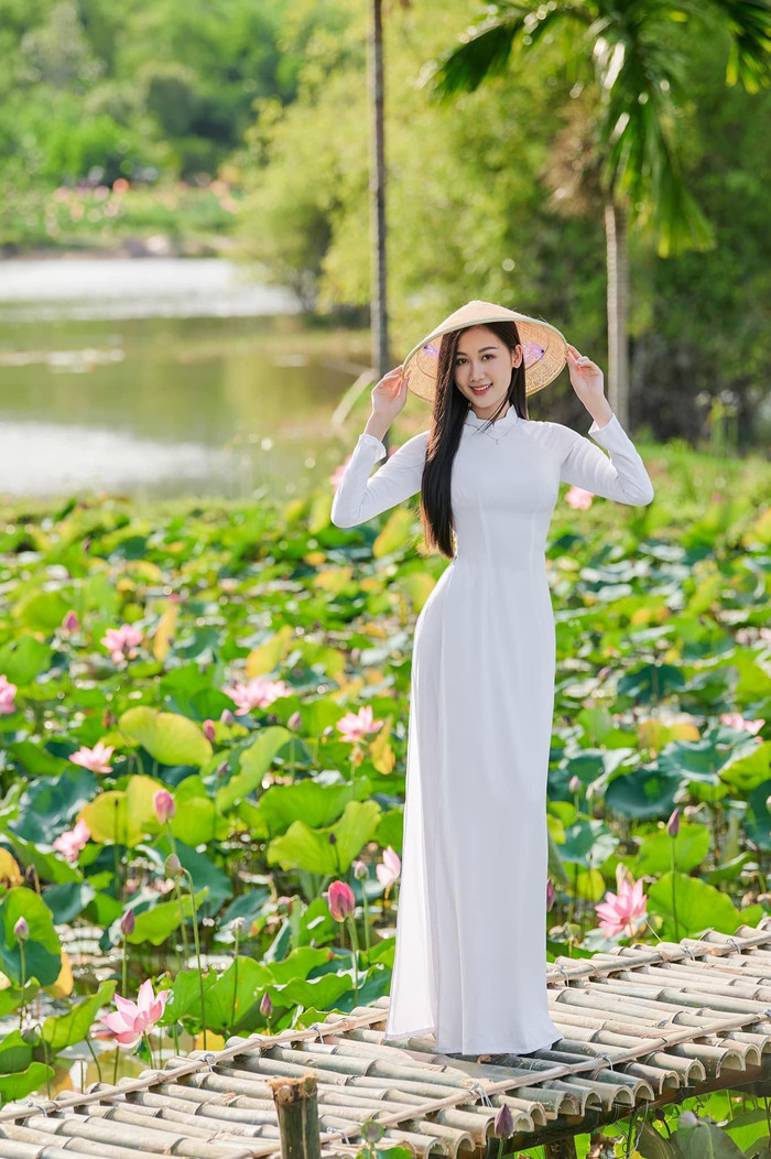 Tại cuộc thi năm nay, Quế Anh gây ấn tượng với nhan sắc ngọt ngào, trẻ trung tựa nàng thơ cùng. Với số đo ba vòng  chuẩn chỉnh 78 - 62 - 89 cm, áo dài như trang phục 'đo ni đóng giày' giúp cô khoe trọn vóc dàng nhưng vẫn rất thanh lịch.