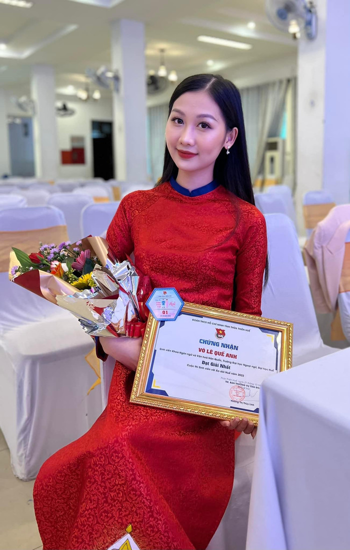 Võ Lê Quế Anh được nhận xét giống Thùy Tiên ở điểm cô nàng thường chọn mặc trang phục áo dài trong các dịp quan trọng. Được biết, trước khi chinh chiến tại cuộc thi sắc đẹp Miss Grand Vietnam 2024, người đẹp này từng đoạt giải Nhất cuộc thi Sinh viên với Áo dài Huế năm 2022.