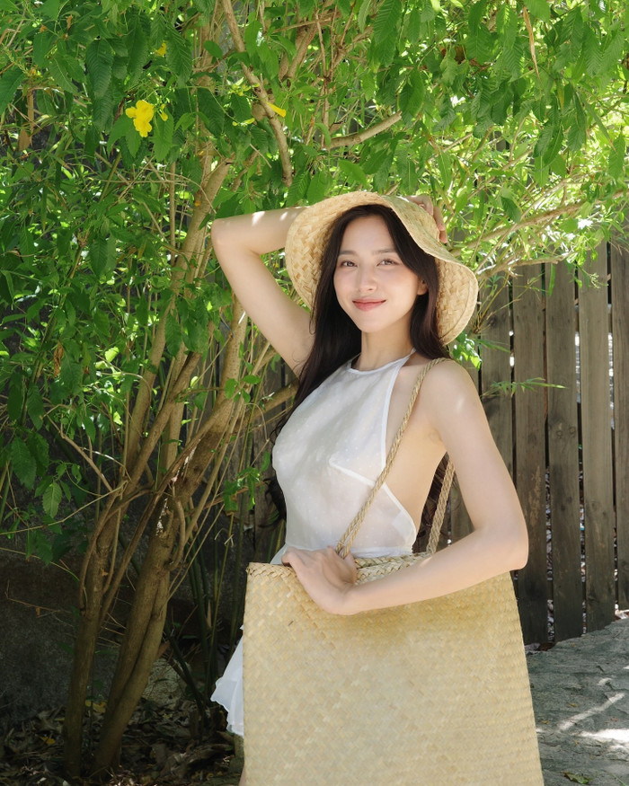 Miss Grand International 2021 đầy cuốn hút với kiểu trang phục không nội y. Thùy Tiên tuy ứng dụng phong cách quyến rũ, nhưng vẫn khéo léo khoe trọn vẻ đẹp ngọt ngào và trong trẻo.