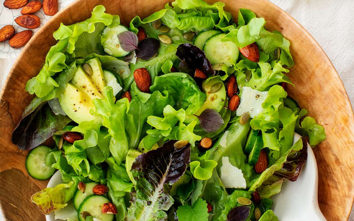 Salad là món ăn chưa nhiều chất dinh dưỡng có lợi cho sức khỏe và duy trì vóc dáng. Ảnh MXH