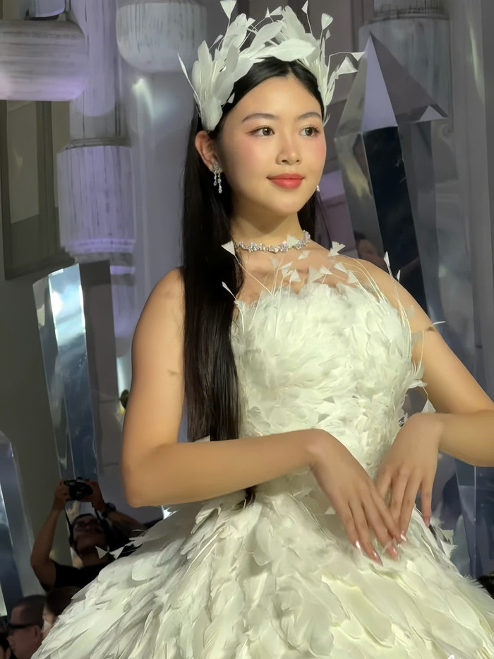 Được biết, đây là lần đầu tiên con gái Quyền Linh ra mắt công chúng với vai trò người mẫu thời trang. Dù chưa có kinh nghiệm thực chiến nhưng Lọ Lem đã được chủ nhà tin tưởng giao trọng trách mở màn bộ sưu tập. 