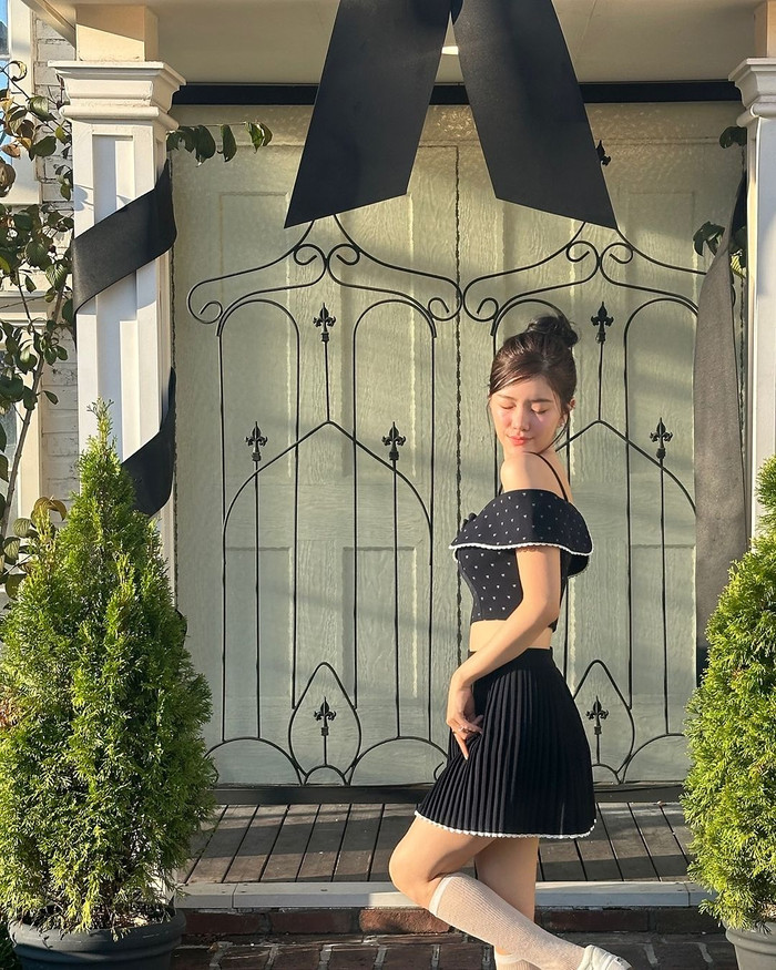 Lee Rayeon sinh năm 2001 tại Gwangju, Gyeonggi, Hàn Quốc. Tháng 4/2020, cô ra mắt trong nhóm nhạc FANATICS. Lúc bấy giờ, người đẹp được đánh giá cao bởi visual nổi bật trong dàn thành viên. Sau hai năm ra mắt thị trường âm nhạc, FANATICS phải nói lời chào tạm biệt khán giả. Công ty chủ quản FENT Entertainment cũng âm thầm đóng các tài khoản mạng xã hội của nhóm. Năm 2023, Lee Rayeon trở lại làng giải trí với vai trò người mẫu chuyên nghiệp. Hơn một năm chuyển hướng sự nghiệp, người đẹp được nhiều nhãn hàng “chọn mặt gửi vàng” xuất hiện trong nhiều chiến dịch quảng bá sản phẩm.  