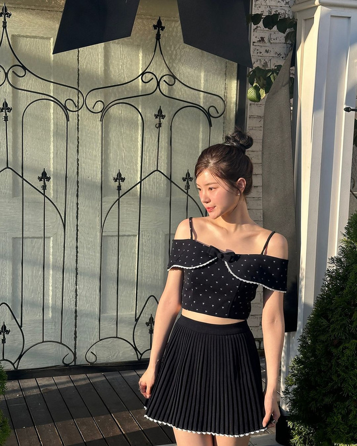 Thiết kế croptop được đánh giá cao khi tôn được các thế mạnh hình thể của người mặc. Trong khung ảnh bắt cận, vòng eo “con kiến” và bờ vai trần thon gọn của Rayeon được hội chị em tấm tắc khen ngợi. Bên cạnh đó, làn da “phát sáng” dưới ánh nắng mặt trời cũng là một điểm cộng trong ống kính lần này.