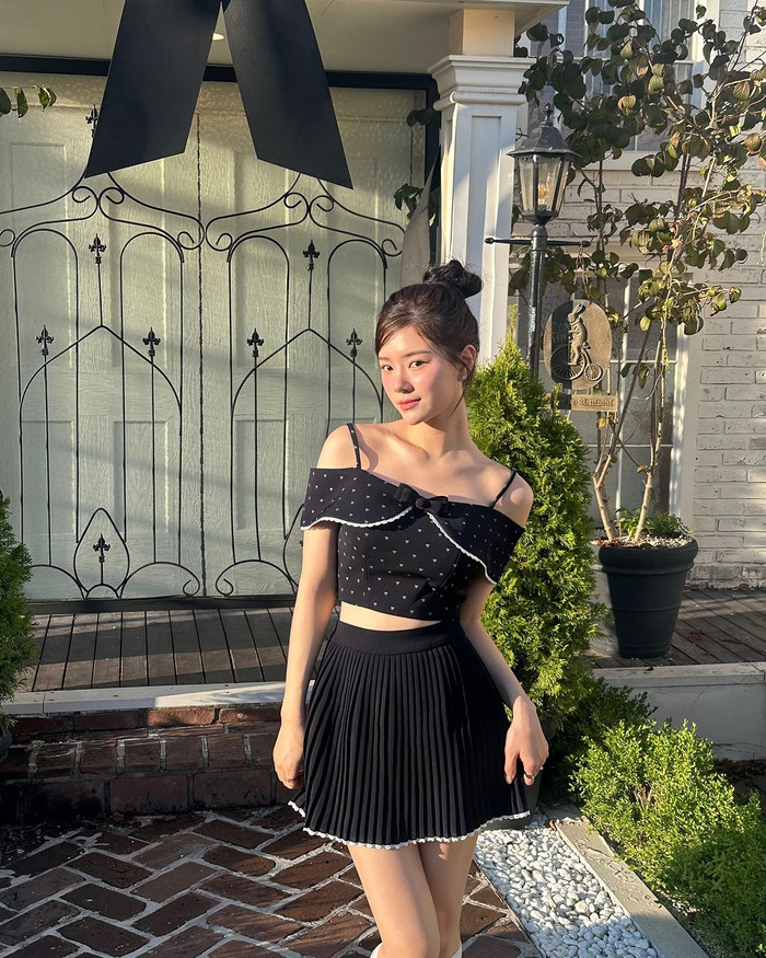 Bắt kịp xu hướng mùa thu, Lee Rayeon lên sóng với bản phối tông xanh than nữ tính nhưng không kém phần sành điệu. Thả dáng giữa bối cảnh nơ bản to sụ, nữ thần Đảo Thiên Đường lăng xê kiểu áo bẹt vai cách điệu điểm tô họa tiết tương phản màu sắc.  