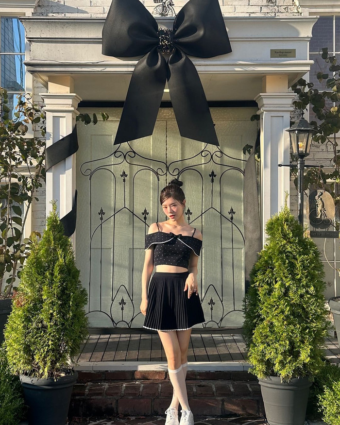 Sở hữu chiều cao 1m67, Rayeon tích cực sắm cho mình những chân váy có kiểu cách giúp đôi chân thêm phần thu hút. Mẫu váy xếp li viền ren được hoàn công trên chất liệu tuyết nhung lót habutai trở thành mảnh ghép cho trang phục lần này. Nhấn nhá, người đẹp phối cùng bộ đôi items tất dài và giày sneaker nhuộm gam trắng tương phản. Theo tìm hiểu, thiết kế được Rayeon chọn lựa đến từ một thương hiệu thời trang nội địa Việt Nam. Được biết, trọn bộ váy áo có giá thành khoảng 1,1 triệu đồng.  