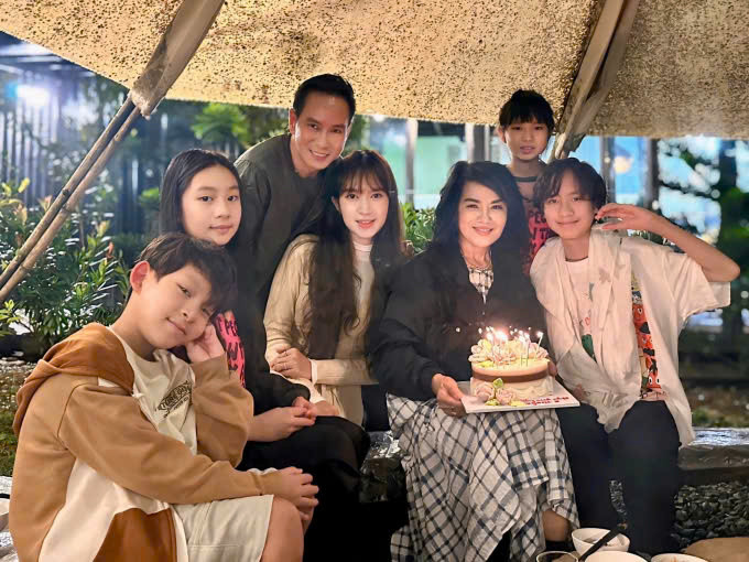 Gia đình Lý Hải tổ chức sinh nhật cho mẹ vợ.