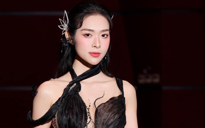 'Vợ cũ' Thanh Thức diện váy cắt xẻ táo bạo khoe thân hình bốc lửa Ảnh 2