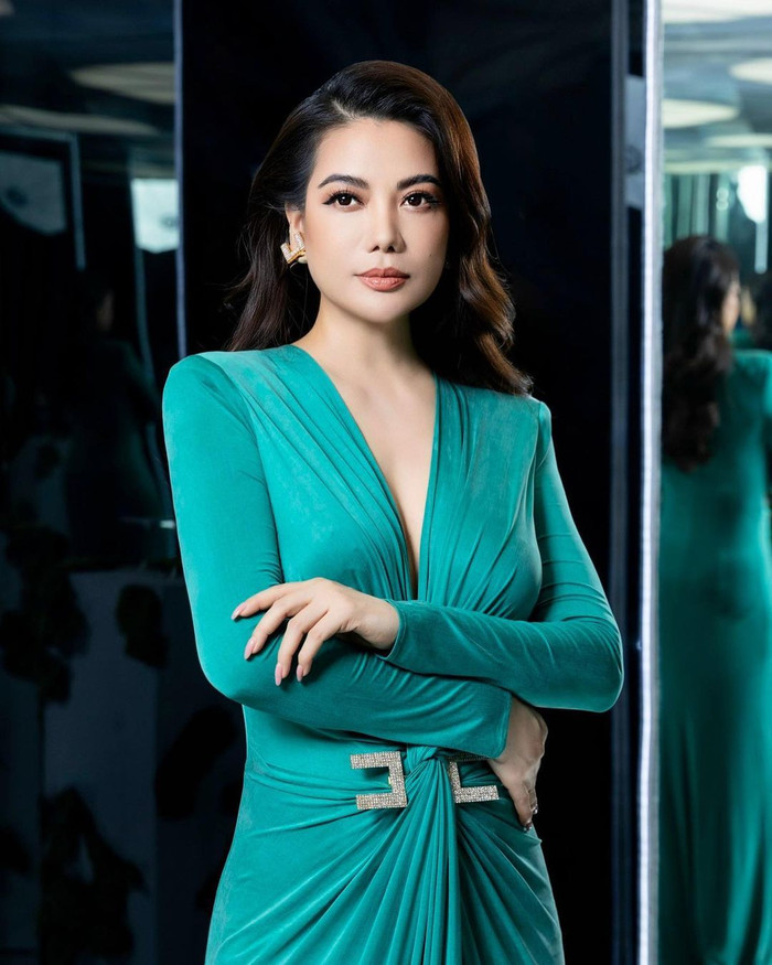 Bộ sưu tập váy khoét sâu vòng một của Trương Ngọc Ánh còn có sự xuất hiện của màu xanh cổ vịt sang trọng. Thiết kế này còn được tạo điểm nhấn bởi phần độn cầu vai ấn tượng.