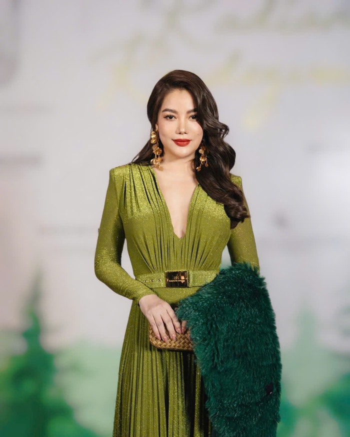 Trương Ngọc Ánh diện mẫu váy xanh khoét sâu, để lộ vòng một nóng bỏng tại sự kiện.