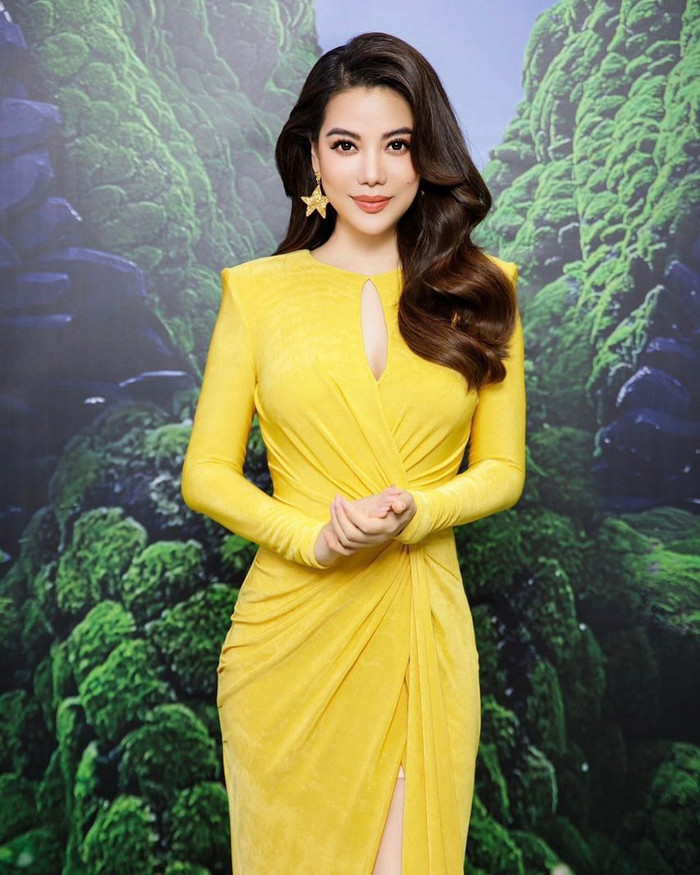 Trương Ngọc Ánh từng xuất hiện tại một sự kiện với bộ váy màu vàng chanh nổi bật, bừng sáng trước ống kính truyền thông. Thiết kế này được tạo điểm nhấn với đường cắt khoét, khoe khéo vòng một đẫy đà. Mặt khác, phần xẻ tà cao của váy còn giúp Trương Ngọc Ánh tôn lên đôi chân nuột nà.