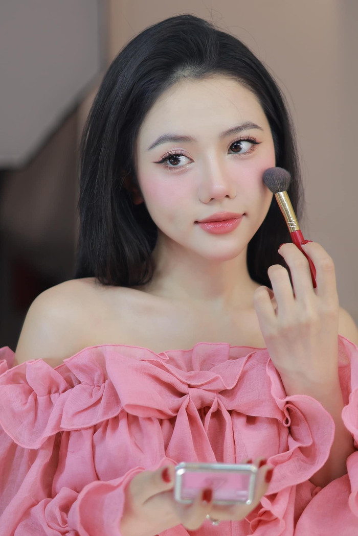 Cận cảnh nhan sắc xinh đẹp của Ý Nhi - cô gái bị bắt gặp thân mật với Xemesis tại sân bay.