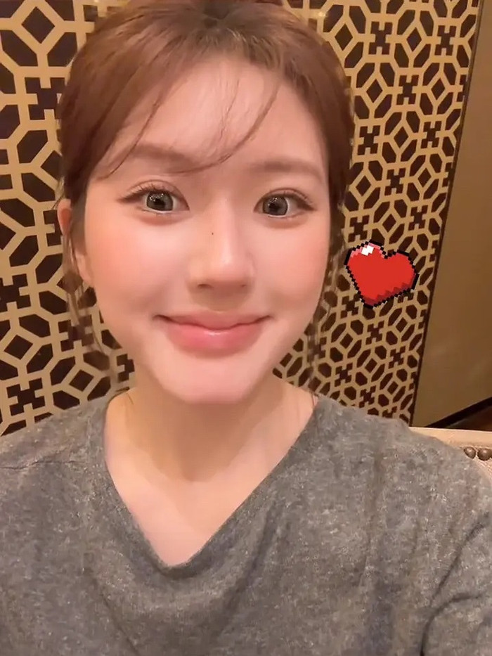 Gương mặt thiếu tự nhiên của Triệu Lộ Tư.