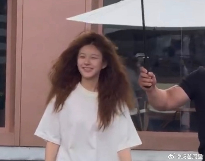 Hình ảnh luộm thuộm của Triệu Lộ Tư bị phàn nàn.