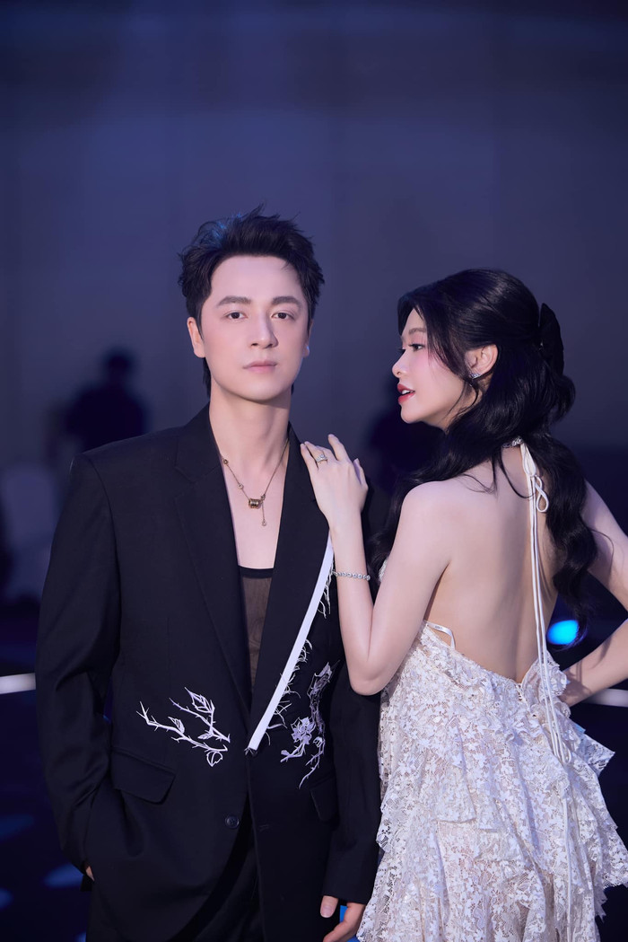 Đăng Khôi và bà xã thường xuyên trao nhau những ánh mắt tình tứ khiến fan ngưỡng mộ.