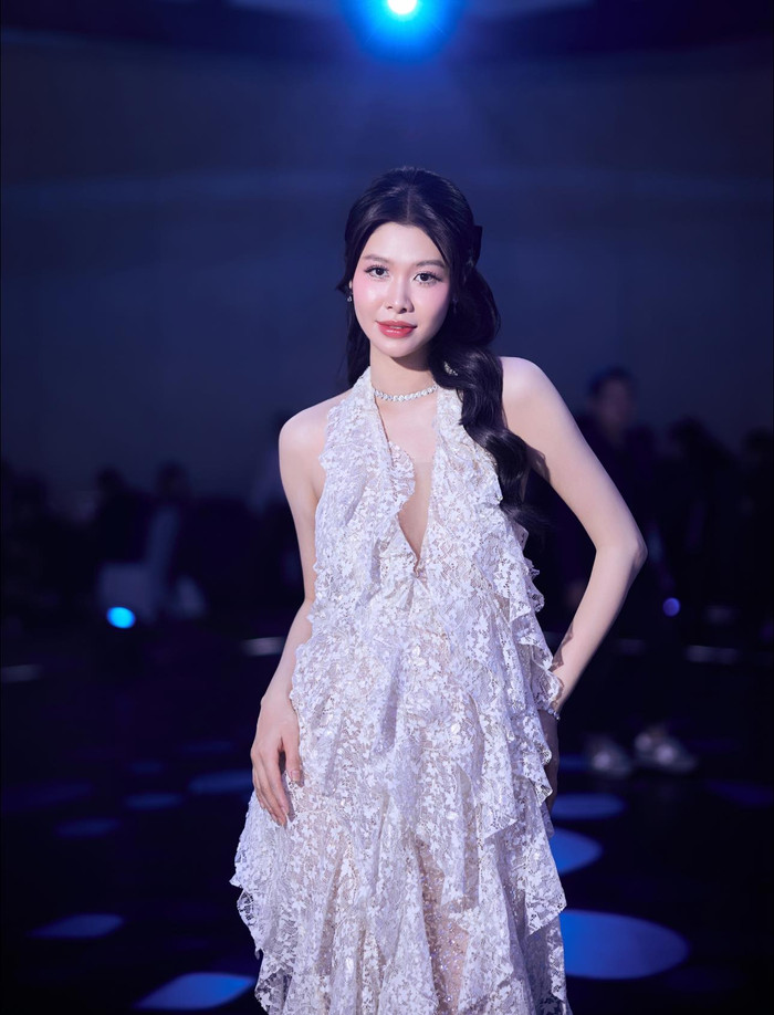 Bà xã Đăng Khôi thu hút sự chú ý với vẻ đẹp quyến rũ và tinh tế khi xuất hiện trong một sự kiện