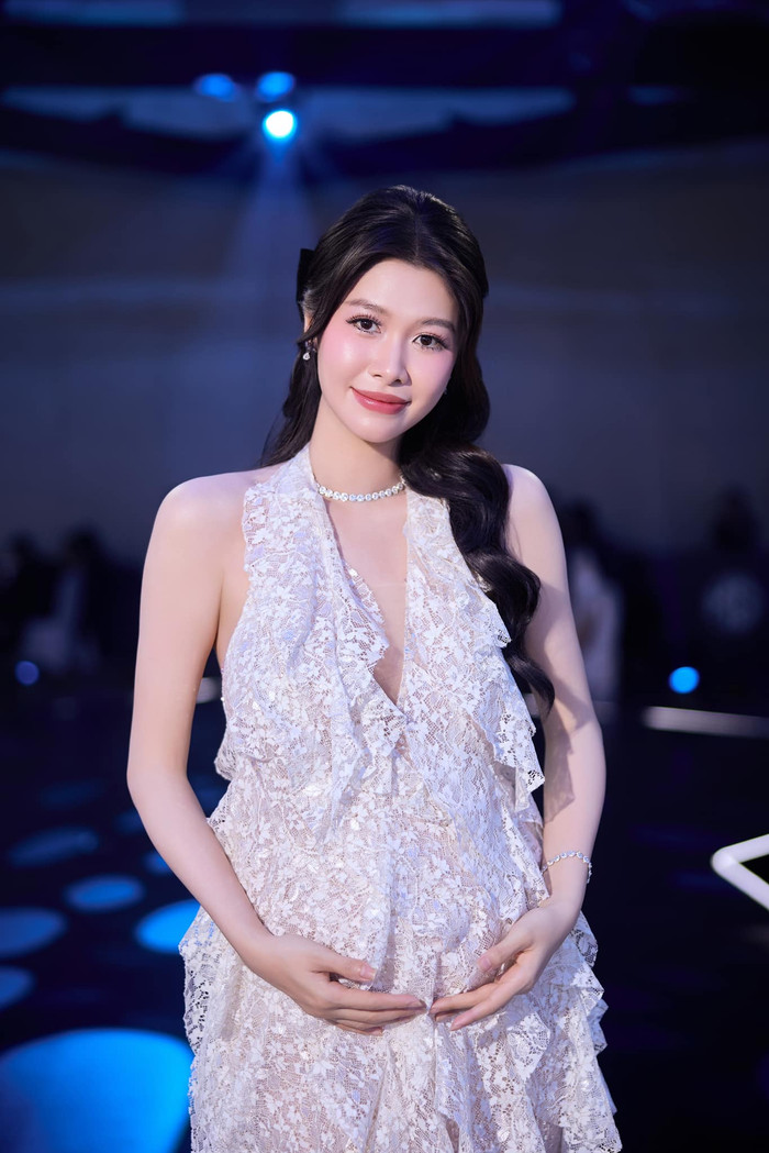 Dù đang mang bầu ở tháng thứ 5, Thủy Anh vẫn giữ được vẻ ngoài rạng rỡ và tự tin.