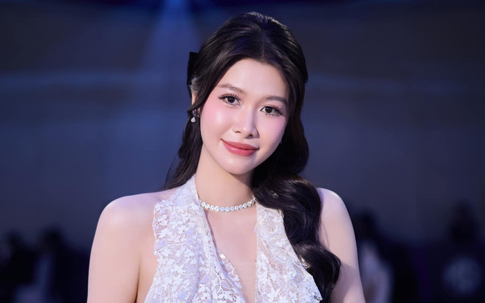 Vợ Đăng Khôi diện đồ mong manh khoét ngực sâu, vác bụng bầu 5 tháng Ảnh 2