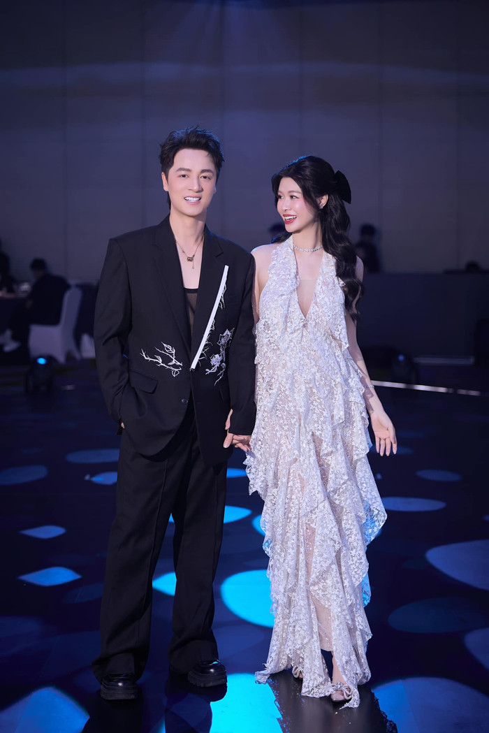 Diện chiếc váy ren trắng mỏng manh, thiết kế khoét ngực sâu, cô khéo léo khoe nét đẹp thanh thoát cùng làn da trắng mịn màng. 