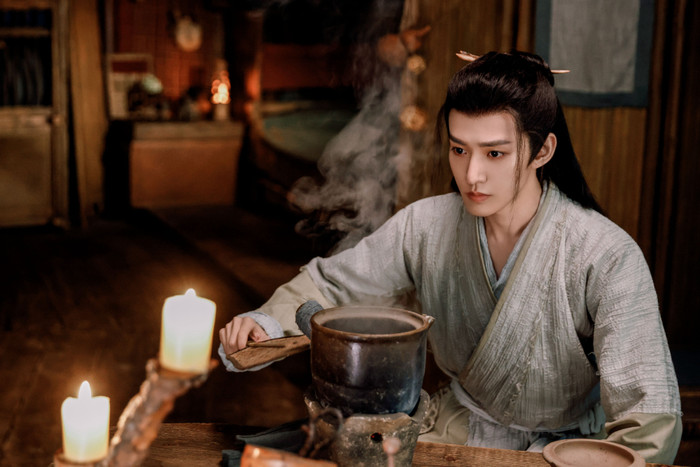 Đặng Vi không có phim lên sóng và đã lâu rồi anh cũng chưa vào đoàn phim mới.