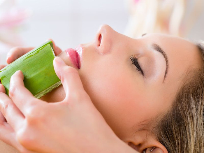 Nha đam được sử dụng trực tiếp trên da mặt hoặc điều chế cùng mật ong, chanh hoặc nước vo gạo.