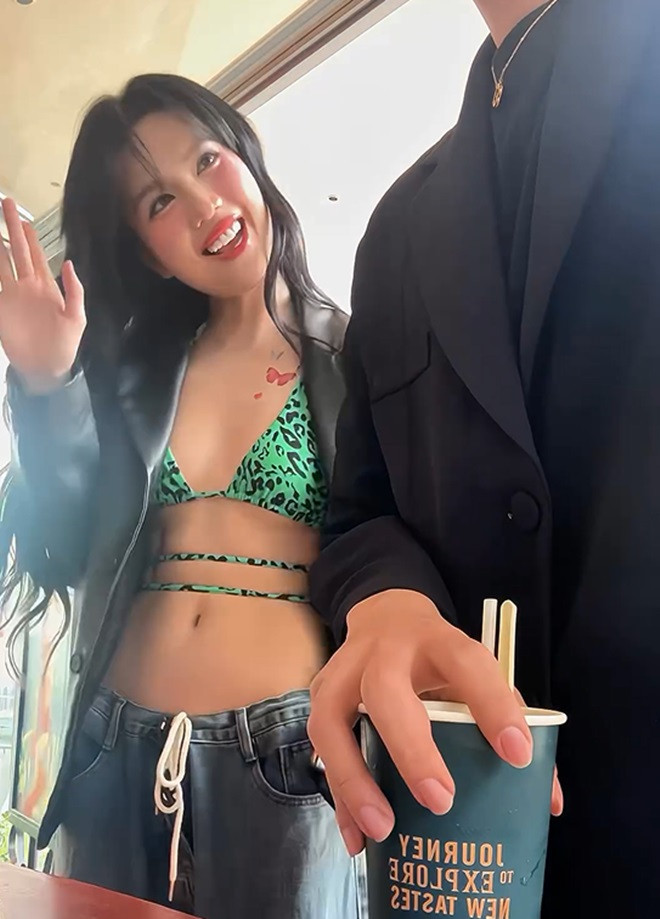 'Nữ hoàng nội y' mặc đồ gợi cảm trong clip.