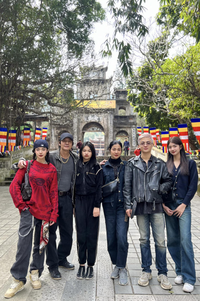 Gia đình NSƯT Võ Hoài Nam chụp ảnh cùng nhau.