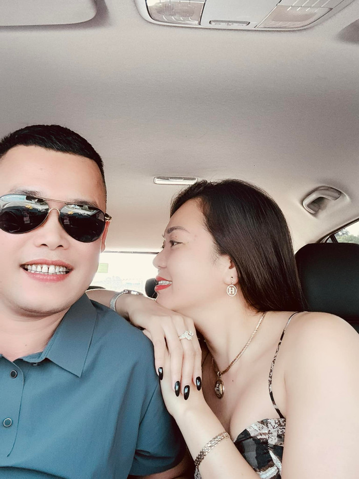 Diễn viên Hiệp Gà khoe khoảnh khắc tình tứ bên người vợ thứ 4. 