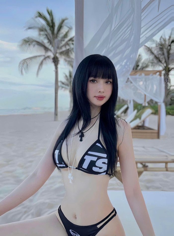 Người đẹp Hà thành diện bikini mà đen với thiết kế cắt xẻ, khéo léo khoe body sexy. Dù không có chiều cao ấn tượng nhưng cô nàng lại có được tỷ lệ cơ thể hoàn hảo với đường cong chuẩn chỉnh.